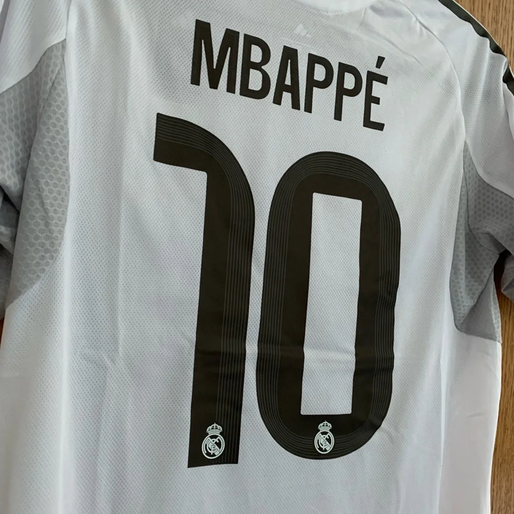 Real Madrid 2025/2026 Jerseys - Picture 13 of 15